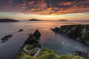 “Sunset over the Blasket Islands from Dunquin Pier” le George Jackson